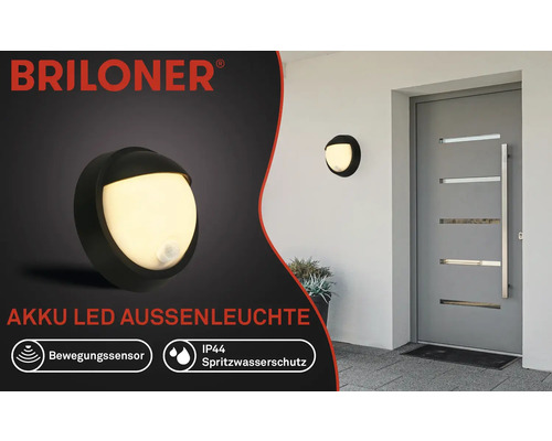 Projecteur d''extérieur LED sur batterie Briloner avec détecteur de mouvement et protection contre les projections d''eau IP44, monté sur un mur de maison.