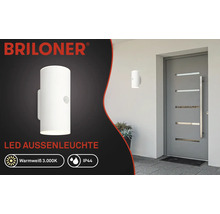 Logo Briloner. Applique murale LED avec détecteur de mouvement à côté d''une porte d''entrée.