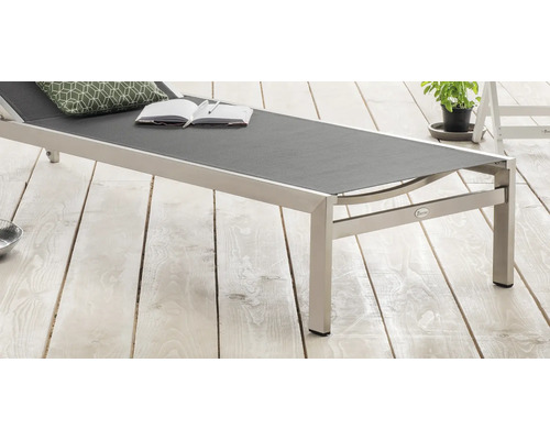 Gartensessel mit Aluminiumgestell und grauer Liegefläche, inklusive Kissen und Notizbuch