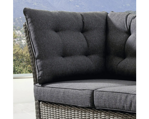 Detailaufnahme einer grauen Lounge-Ecke mit Kissen und Rattan-Optik
