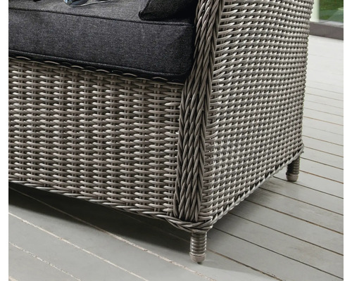 Detailansicht eines Rattansessels mit Polsterauflage und Füßen