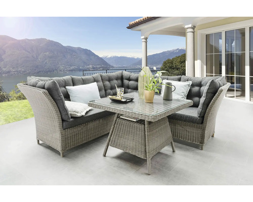 Graue Rattan-Loungegruppe mit Tisch auf einer Terrasse mit Bergpanorama