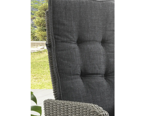 Nahaufnahme eines Gartenstuhls mit grauem Polster