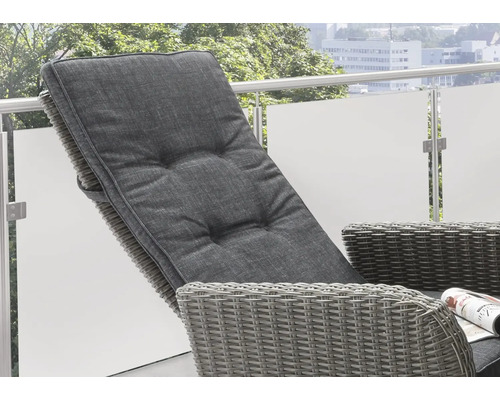 Gros plan d''une chaise de jardin grise avec coussin sur un balcon