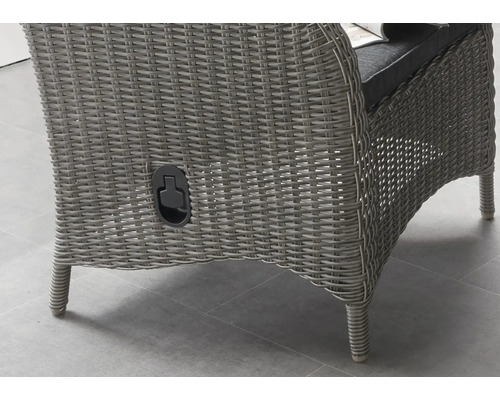 Vue détaillée d''un fauteuil en rotin avec coussin et mécanisme de réglage