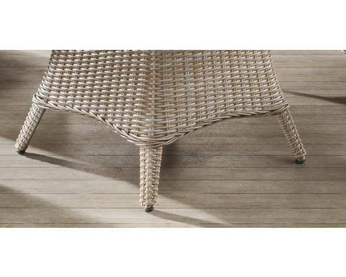 Vue détaillée d''une chaise en rotin avec un design tressé et des pieds stables