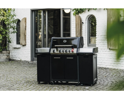 Schwarzer Gasgrill mit Unterschrank und Rädern im Außenbereich
