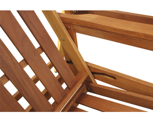 Vue détaillée d''une chaise longue en bois avec structure à lattes