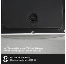 Gros plan d''un produit avec port de chargement USB-C et interrupteur marche/arrêt
