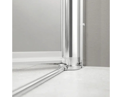 Detailansicht einer Duschkabine mit Metallelementen