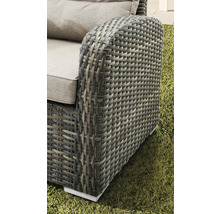 Gros plan d''un fauteuil de jardin avec structure en rotin et rembourrage