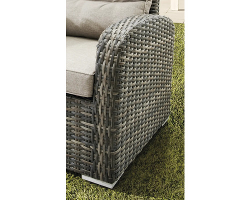 Gros plan d''un fauteuil de jardin avec structure en rotin et rembourrage