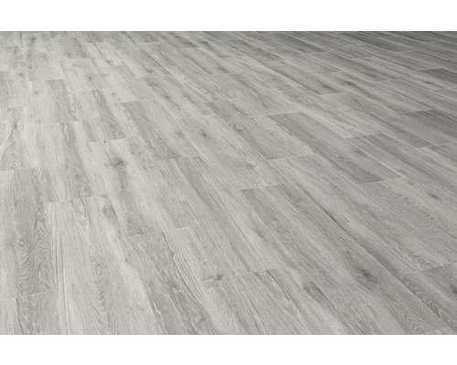 Sol stratifié clair avec aspect bois posé.