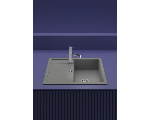 Évier avec égouttoir et robinet sur un plan de travail de cuisine