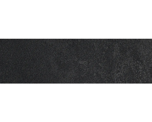 Surface noire structurée en arrière-plan.