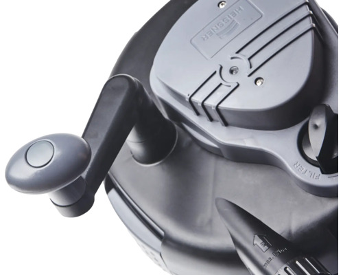 Detailansicht eines Teichschlammsaugers mit Handkurbel und Filteranschluss.