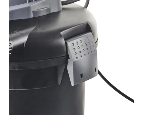 Detailaufnahme eines Teichfilters aus Kunststoff