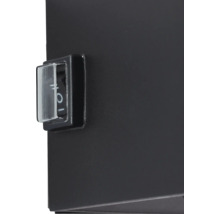 Detailansicht eines schwarzen Geräts mit einem Schalter