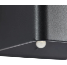 Detailaufnahme einer Aussenleuchte mit Bewegungsmelder