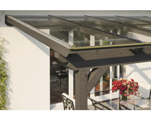 Terrasse couverte en bois avec plaques de polycarbonate transparentes