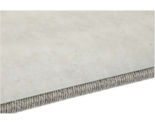 Nahaufnahme einer Tischplatte mit Rattanrand