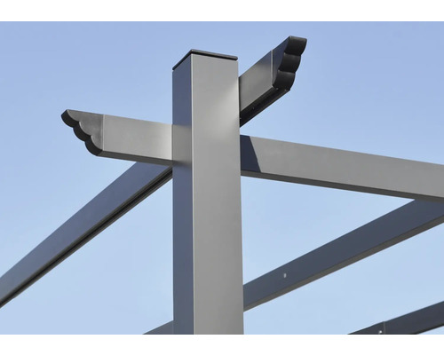 Vue détaillée d''une construction de pergola grise.