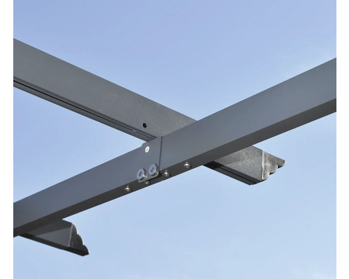 Gros plan d''un cadre de pergola en aluminium