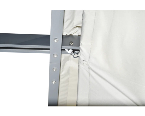 Vue détaillée d''un pavillon avec cadre métallique et rideau en tissu