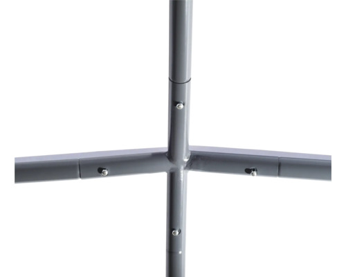 Gros plan sur des raccords de tubes métalliques avec fixation par boulons