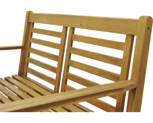 Vue détaillée d''un banc de jardin en bois avec accoudoirs