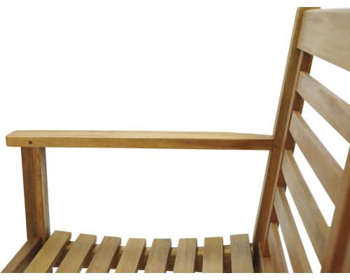 Vue détaillée d''une chaise de jardin en bois avec accoudoir