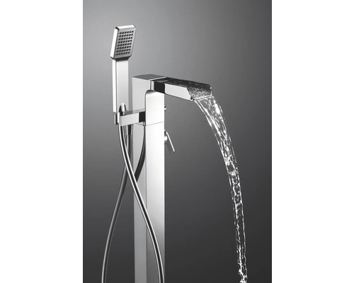 Freistehende Badewannenarmatur mit Handbrause und Wasserstrahl