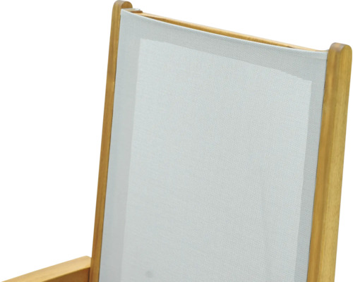 Vue détaillée d''une chaise de jardin avec cadre en bois et revêtement en tissu