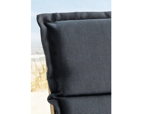 Gros plan d''un coussin de chaise de jardin gris