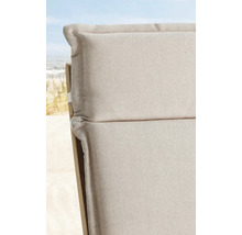 Vue détaillée d''un transat de jardin avec coussin