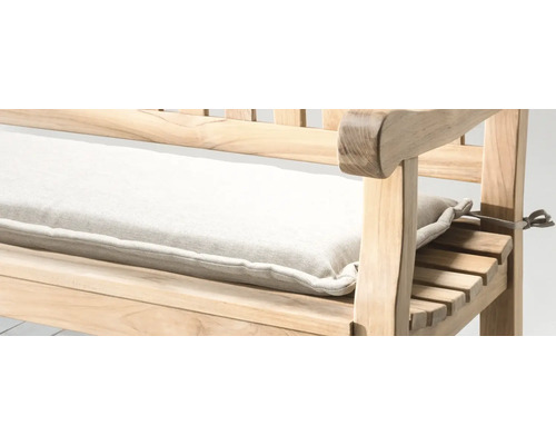 Detailansicht einer Gartenbank aus Holz mit Sitzkissen