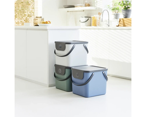 Trois poubelles à couvercle empilées dans une cuisine