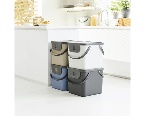 Stapelbare Abfallbehälter aus Kunststoff in der Küche