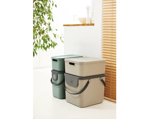 Zwei aufeinander gestapelte Wertstofftrennsysteme mit Deckel und Tragegriff