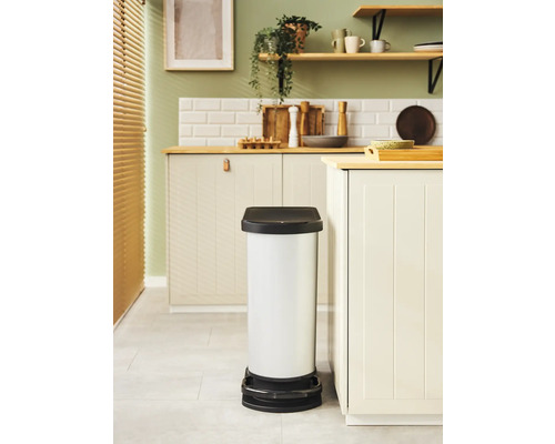 Treteimer aus Metall und Kunststoff in einer hellen Küche