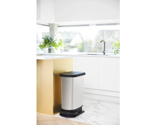 Abfalleimer aus Metall mit Fußpedal in einer hellen Küche