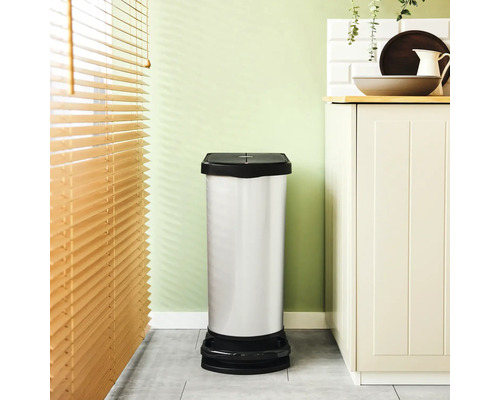 Treteimer aus Metall im Küchenbereich