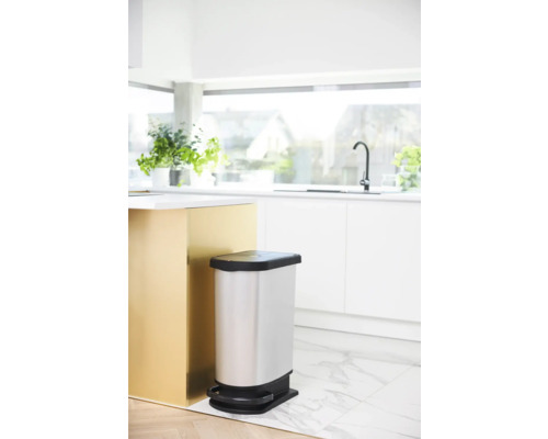 Edelstahl-Treteimer in einer hellen Küche