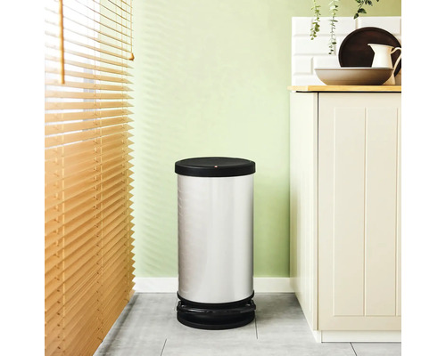 Poubelle en acier avec pédale dans une cuisine