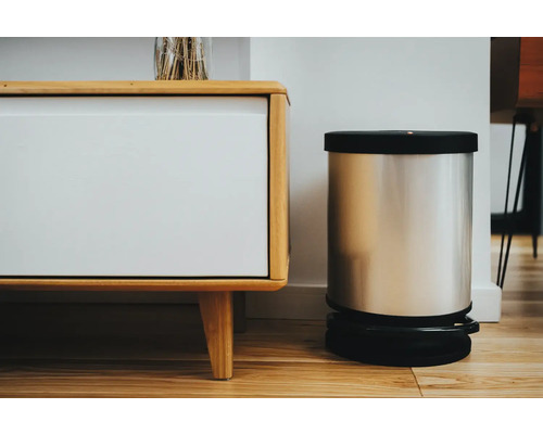 Poubelle électrique en acier inoxydable à côté d''un buffet