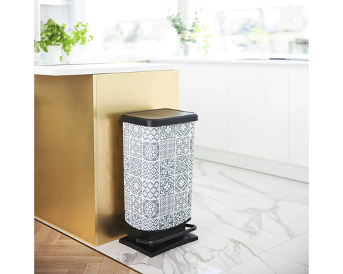 Treteimer mit Mosaikmuster in einer hellen Küche