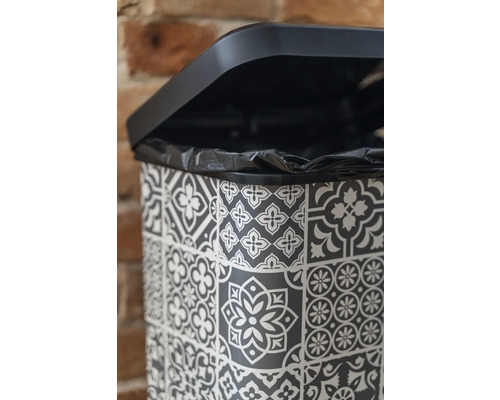 Abfalleimer mit offenem Deckel und Muster