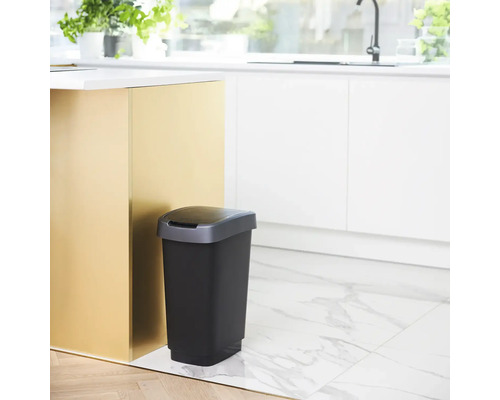 Abfalleimer aus Kunststoff in einer Küche