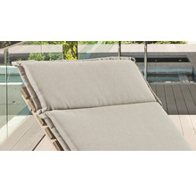 Gros plan d''un transat de jardin avec coussin