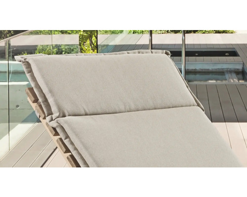 Detailansicht einer Gartenliege mit Polsterauflage